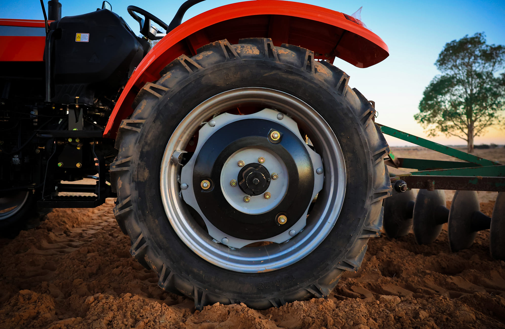 عجلة جرار خلفية