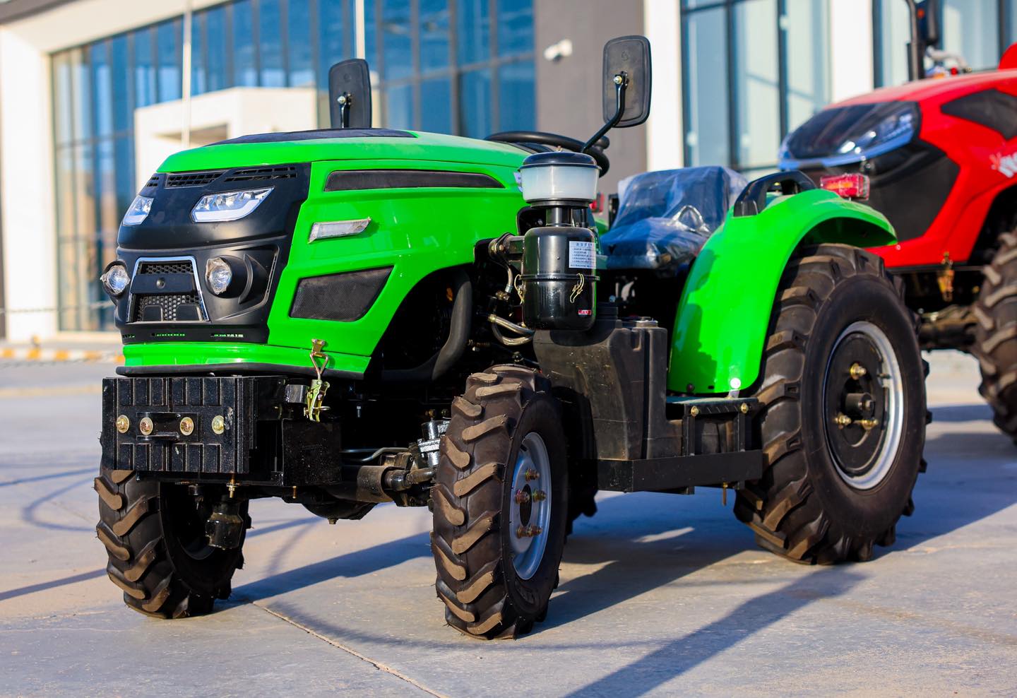 جرار زراعي أخضر